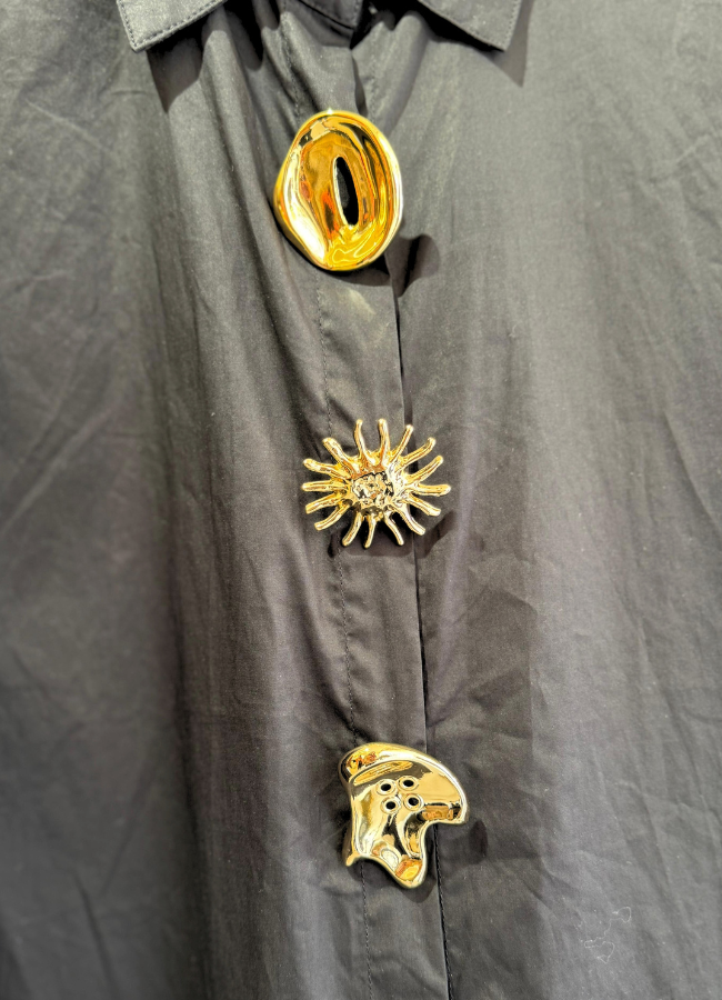 Camisa Black botón dorado