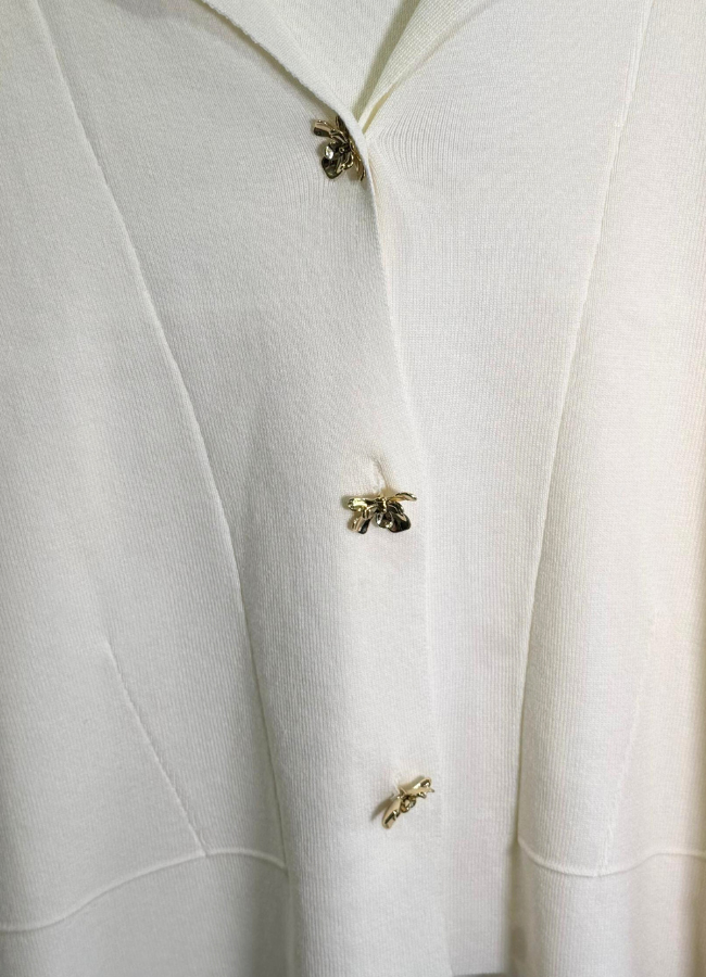 Saco crema botón flor dorado