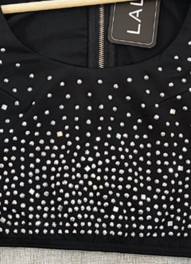 Top negro crop con apliques brillantes
