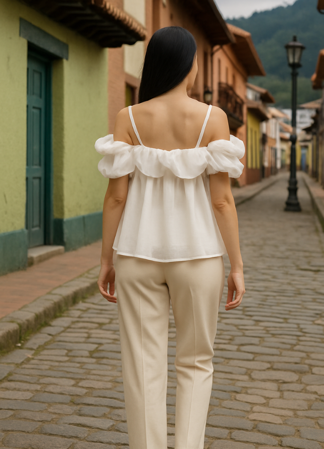 Blusa off-shoulder blanca con volantes y tiras delgadas