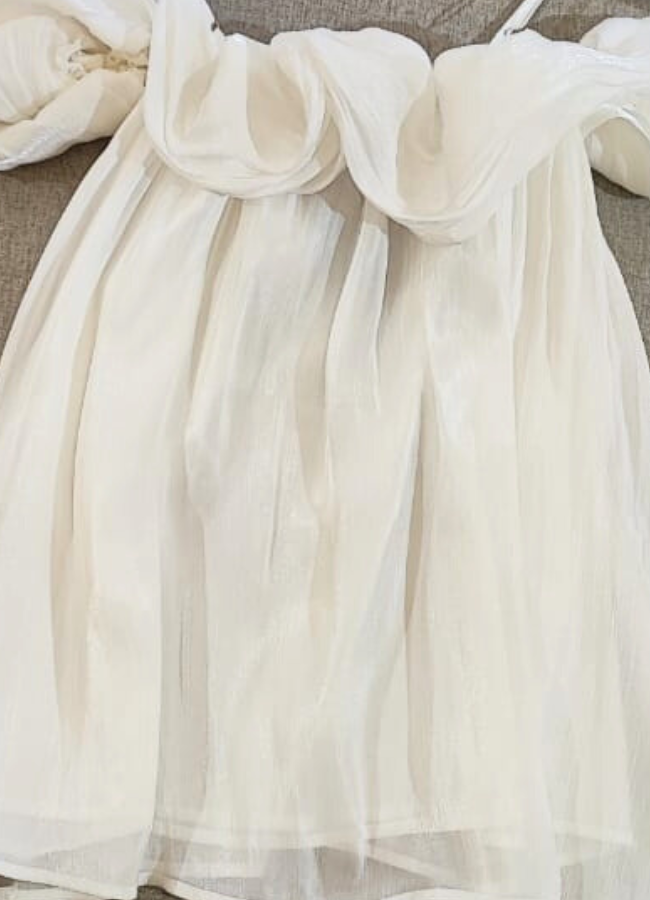 Blusa off-shoulder blanca con volantes y tiras delgadas